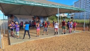 Pessoas praticando treino funcional ao ar livre no mirante do Reserva do Vale, em Valparaíso de Goiás