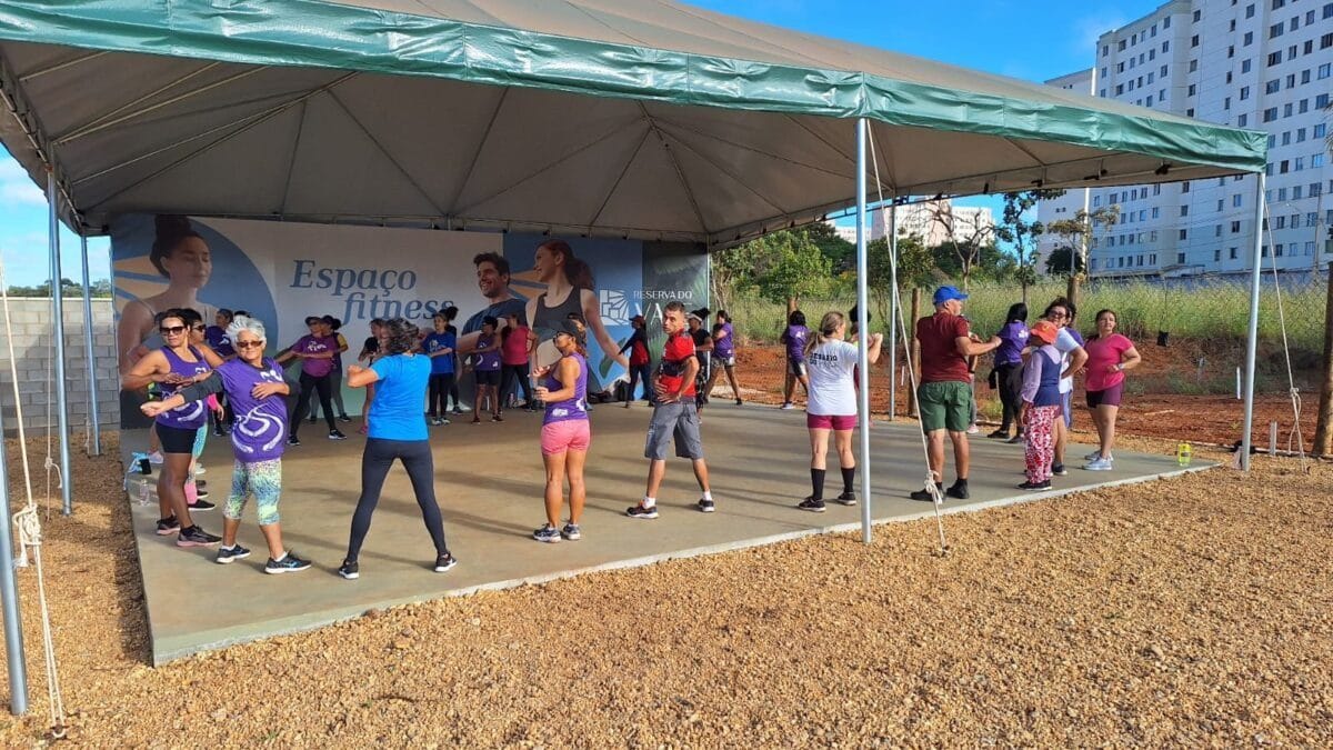 Pessoas praticando treino funcional ao ar livre no mirante do Reserva do Vale, em Valparaíso de Goiás
